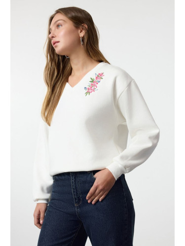 Trendyol Ecru Floral Embroidered Regular Fit V-Neck Thick Inside Fleece Knitted Sweatshirt