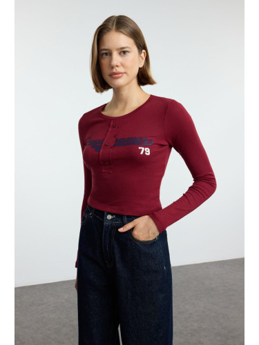 Trendyol Claret Red Slogan Printed Fitted/Fits Body Flexible Rib Crop Knit Blouse