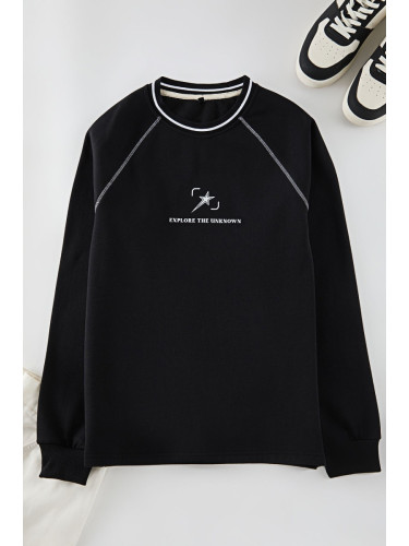 Trendyol Black Regular Cut Stitching and Collar Knitwear Tape Detailed Printed Sweatshirt