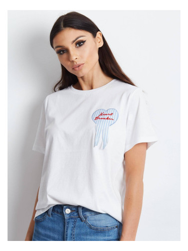 T-shirt decorated with a heart appliqué white