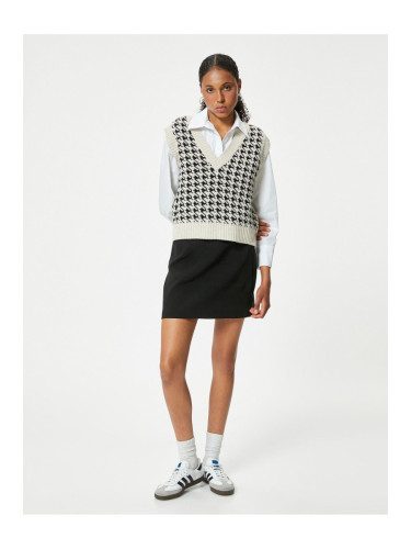 Koton Sleeveless Knitted Sweater V-Neck Houndstooth Patterned