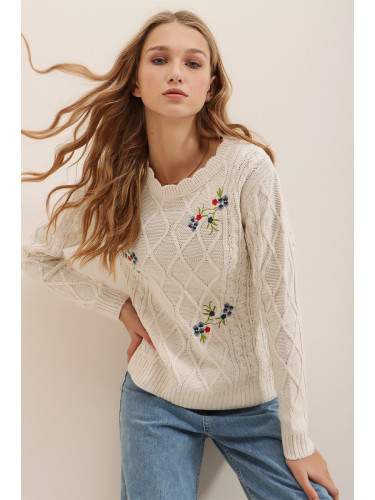 Trend Alaçatı Stili Women's Beige Crew Neck Embroidered Winter Knitwear Sweater