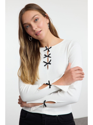 Trendyol Ecru Bow and Cut Out Detailed Crew Neck Slim/Fitting Knitted Blouse