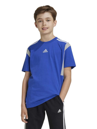 Детска памучна тениска adidas B T CB в тъмносиньо с десен JH1080