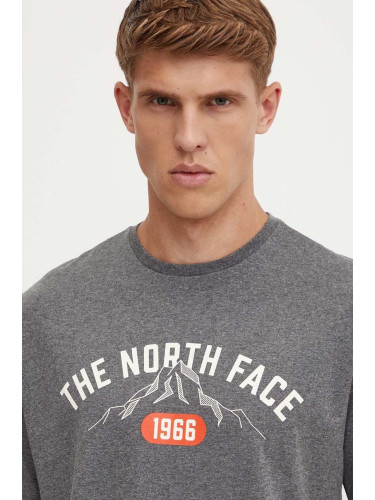 Тениска The North Face Tee Varsity Graphic в сиво с принт NF0A89DGDYY1