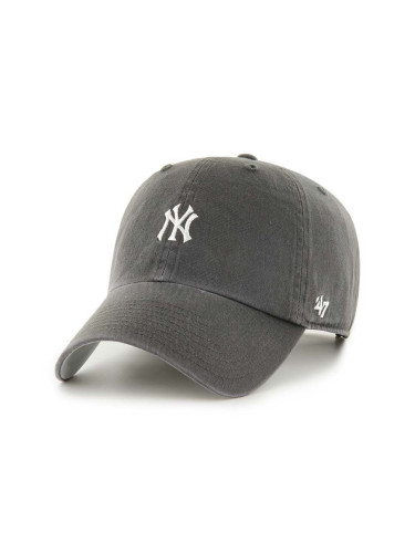 Памучна шапка с козирка 47 brand MLB New York Yankees в черно с апликация B-BSRNR17GWS-GH