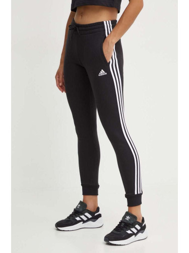 Спортен панталон adidas Essentials в черно с апликация HZ5753