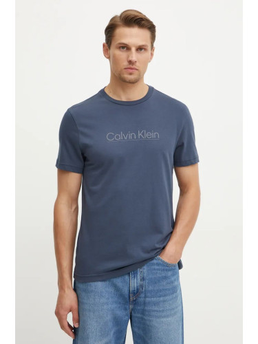 Памучна тениска Calvin Klein в тъмносиньо с апликация K10K113587