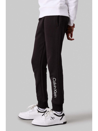 Детски памучен спортен панталон Calvin Klein Jeans REGULAR JOGGER в черно с принт IU0IU00681