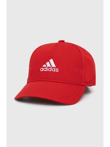 Детска памучна шапка с козирка adidas Performance LK CAP в червено с апликация IY5421