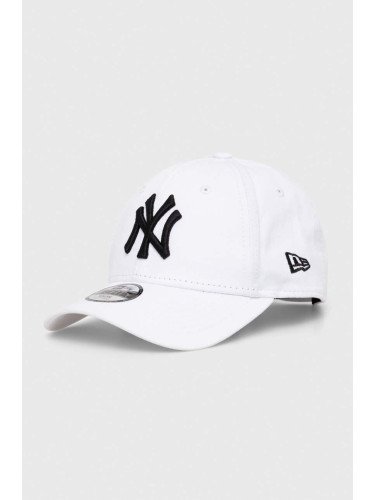 Детска памучна шапка с козирка New Era NEW YORK YANKEES в бяло с апликация