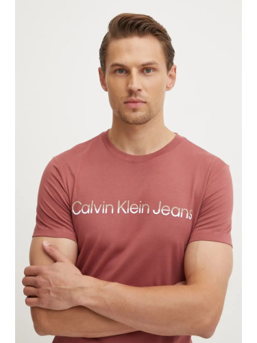 Памучна тениска Calvin Klein Jeans в бордо с принт J30J325676