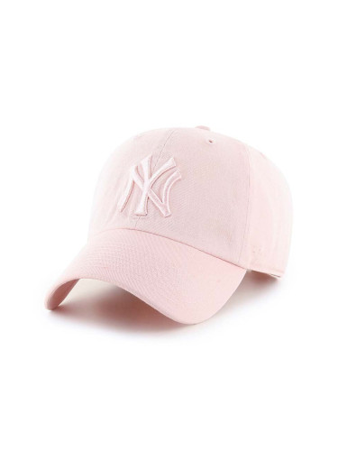 Памучна шапка с козирка 47 brand MLB New York Yankees в розово с апликация B-NLRGW17GWS-PK