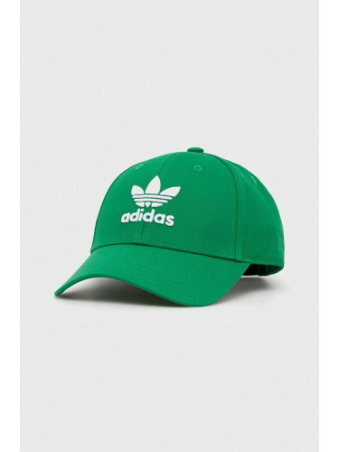 Памучна шапка с козирка adidas Originals 0 в зелено с апликация  IW1785