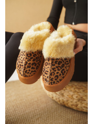 Capone Outfitters Furry Closed Toe Women's Slippers