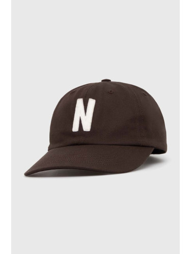 Памучна шапка с козирка Norse Projects Felt N Twill Sports Cap в кафяво с апликация N80.0128.2022