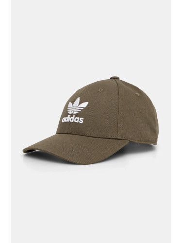 Памучна шапка с козирка adidas Originals в зелено с апликация IX7571