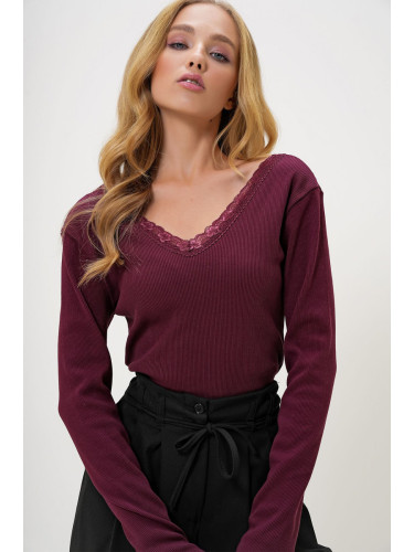 Trend Alaçatı Stili Women's Plum Back Front V Neck Lace Detail Blouse