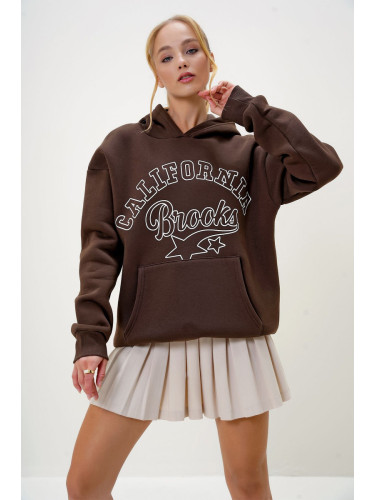 Trend Alaçatı Stili Women's Brown Hooded Kangaroo Pocket Front Text Printed Three Thread Raised Sweatshirt