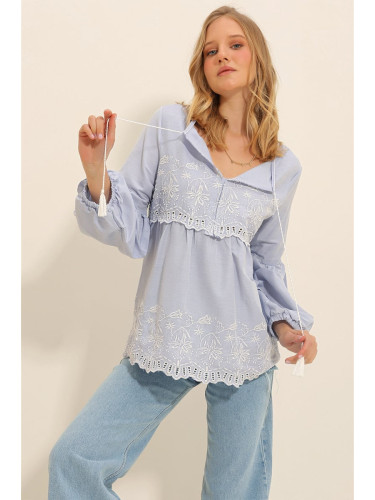 Trend Alaçatı Stili Women's Baby Blue Front Embroidered Collar Tasseled Balloon Sleeve Woven Blouse