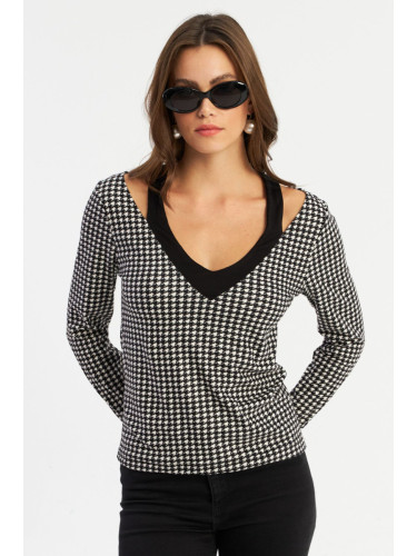 Cool & Sexy Women's Black-Ecru V-Neck Houndstooth Blouse