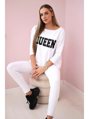 Set with white Queen print