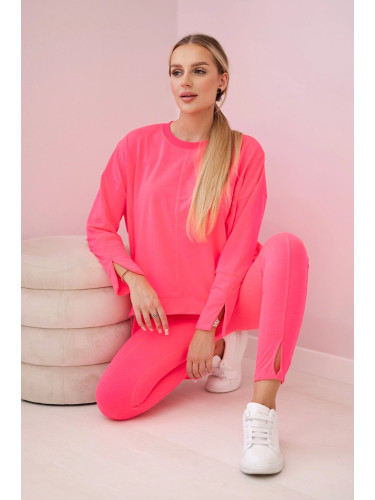 Complete with an oversized blouse in pink neon color