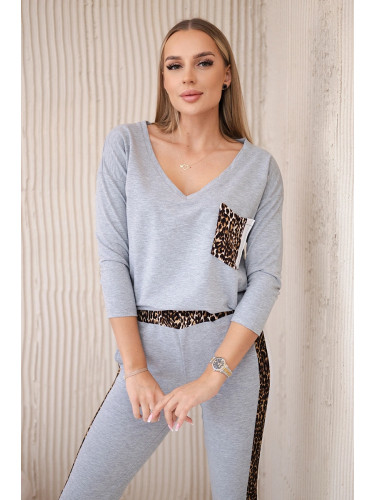 Set with a panther motif in gray color