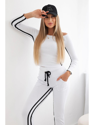 Set with double white stripe