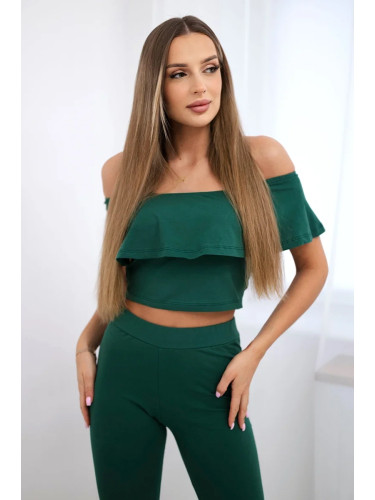 Set with dark green ruffle