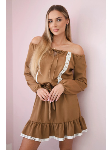 Dress with shoulders and lace camel
