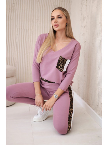 Set with a panther motif, dark pink