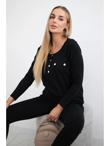 Set with a neckline with black snaps
