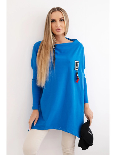 Oversize sweatshirt with asymmetrical hips jeans
