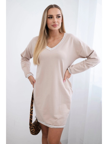 Dress with pockets and beige V-neckline