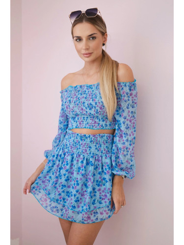 Set with blue flowers