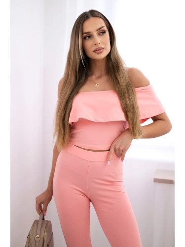 Set with apricot ruffle