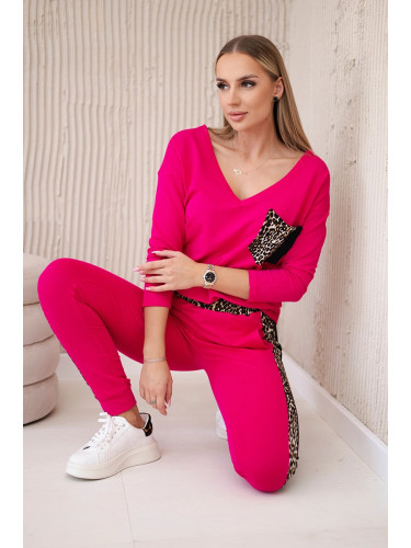 Set with a fuchsia motif of a panther