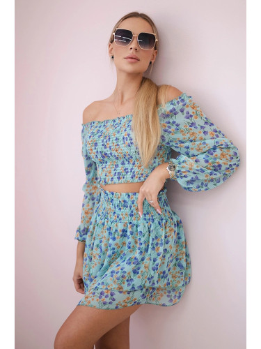 Set with mint flowers