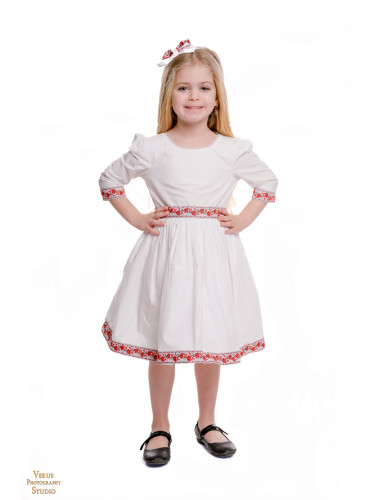 Детска рокля с дълъг ръкав в бяло с шевица и фолклорни етно мотиви