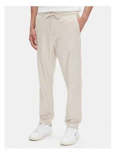 Mustang Текстилни панталони Milano 1016330 Бял Tapered Fit