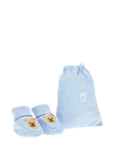 Бебешки чорапи в светлосин цвят с бродирано мече Guess