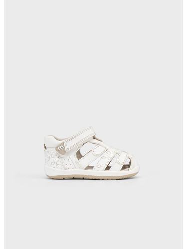 Бебешки кожени сандали в бял цвят с мечета Mayoral