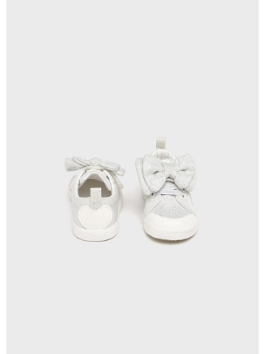 Бебешки гуменки с панделка в сребрист цвят Mayoral