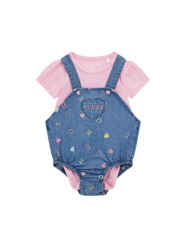 Бебешки комплект с бродиран дънков гащеризон и боди в розов цвят Guess