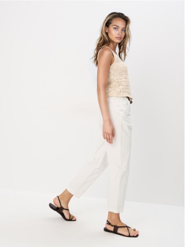 Mohito - Чино панталон с колан - кремaво