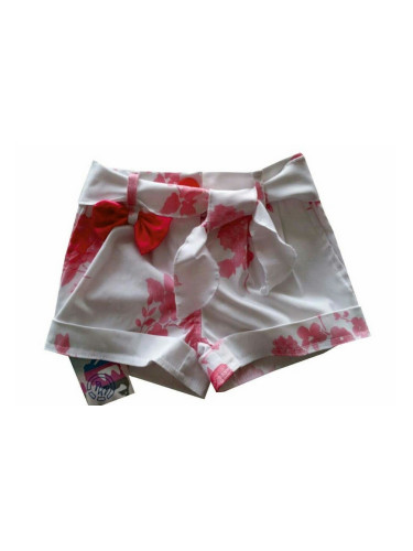 Къси панталонки в бяло на цветя с коланче и панделка