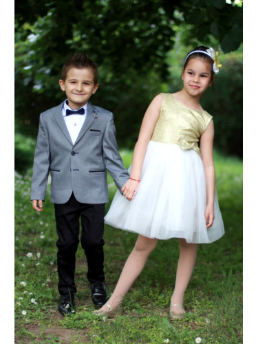 Официален костюм от спортно-елегантен панталон и сако 