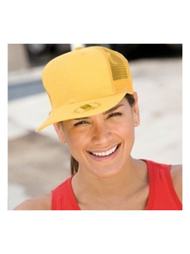 Шапка с права козирка