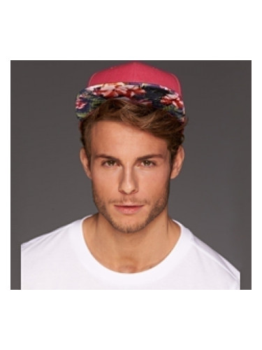 Шапка с цветна козирка